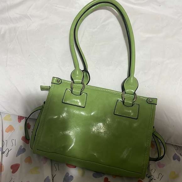 Es pequeña color verde muy bonita para combinar si está interesado cómpralo - Picture 3 of 17